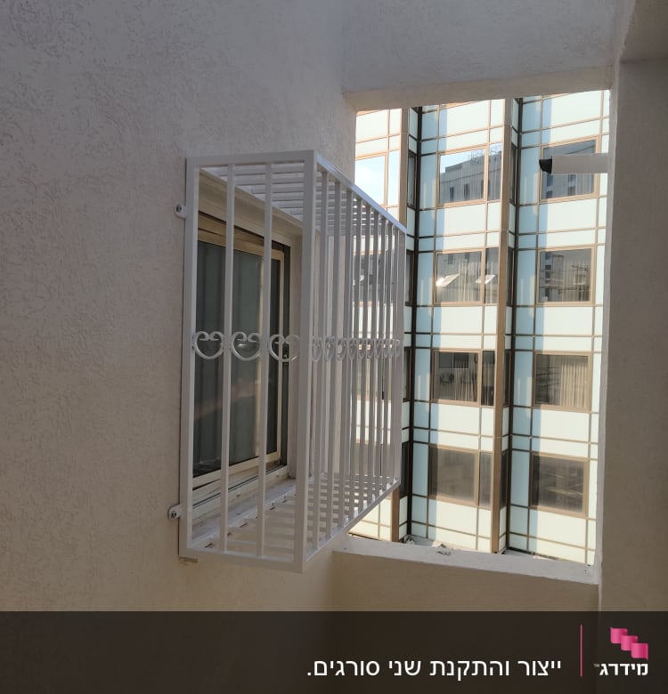 סורגי מתכת לבנים על חלון קיר חיצוני